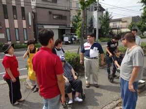 道路へ避難している写真