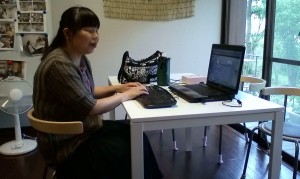 写真：みきのがパソコンを操作してるとこ"